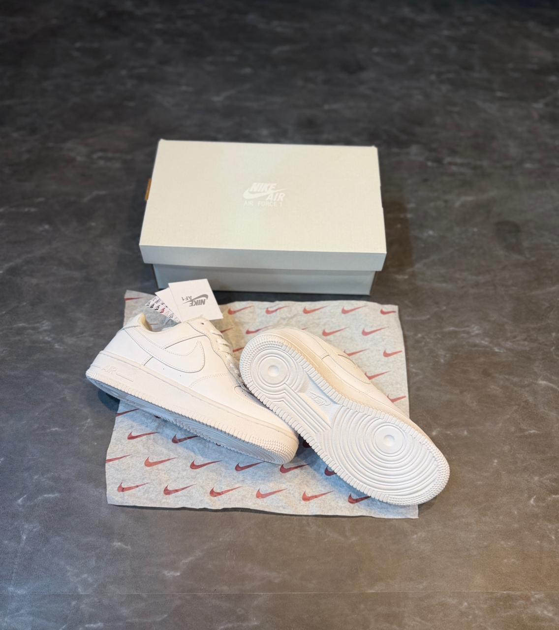 NIKE AIRFORCE ONE WHITE